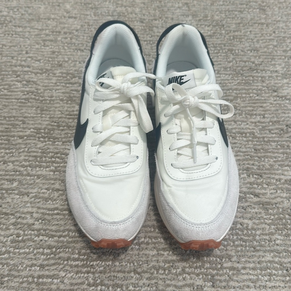 Women’s Nike shoe